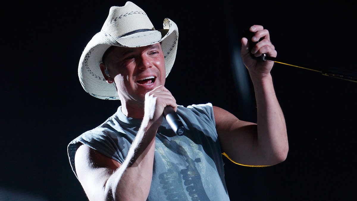 Kenny Chesney performing in 2009