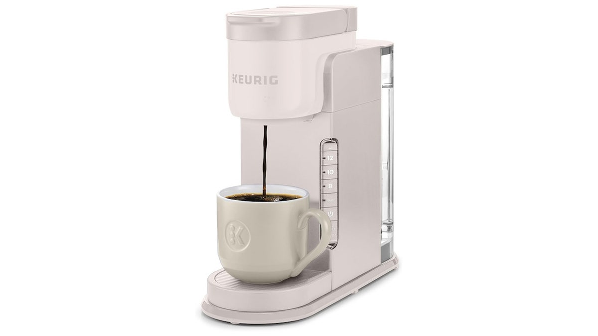 This single serve coffee maker brews rich, delicious coffee in minutes.