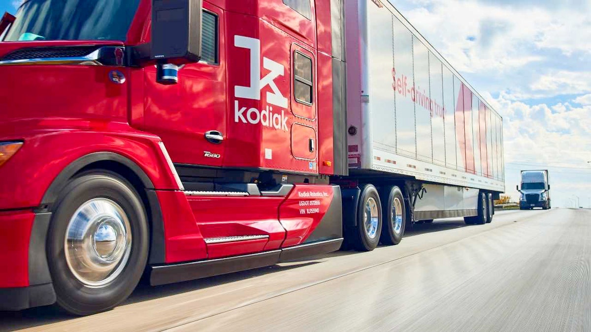 Kodiak autonomous truck system ties top safety score with human fleets 1 A Kodiak autonomous semi-truck equipped with AI technology drives along a highway under clear skies.