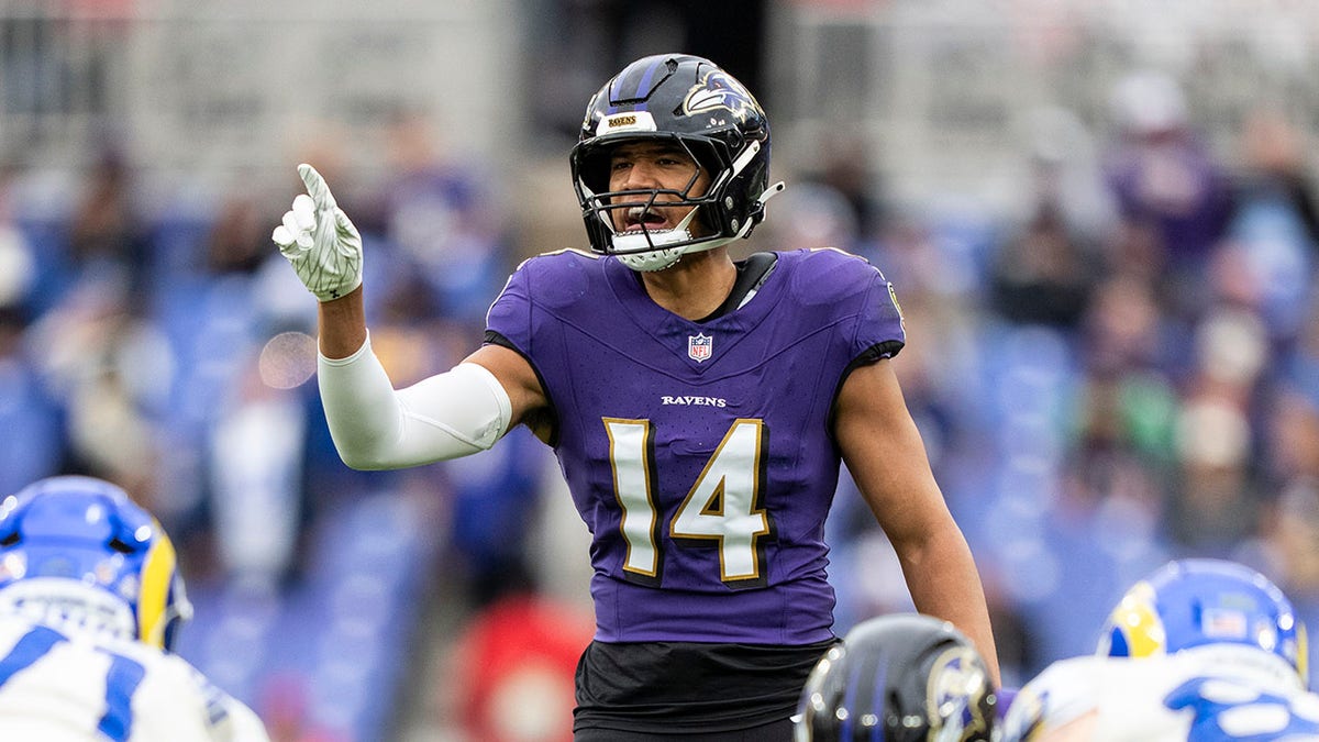 Kyle Hamilton calls out on field