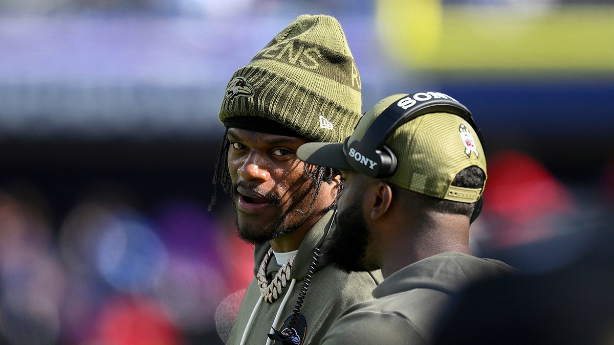 Lamar Jackson stoi obok