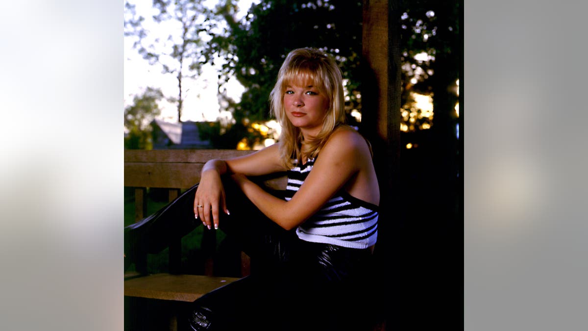 1997 年,Leann Rimes 雙手交叉。