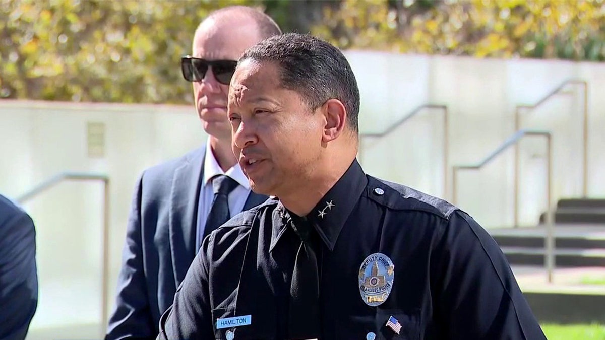 O vice-chefe do LAPD, Alan Hamilton, fala em uma coletiva de imprensa