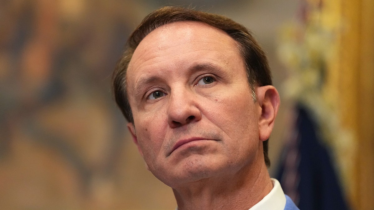 লুইসিয়ানার গভর্নর ব্রায়ান কেলির বরখাস্তের পরে এলএসইউ ফুটবল কোচ অনুসন্ধানের উপর নিয়ন্ত্রণ জোরদার করেছেন লুইসিয়ানার গভর্নর ব্রায়ান কেলির বরখাস্তের পরে এলএসইউ ফুটবল কোচ অনুসন্ধানের উপর নিয়ন্ত্রণ জোরদার করেছেন