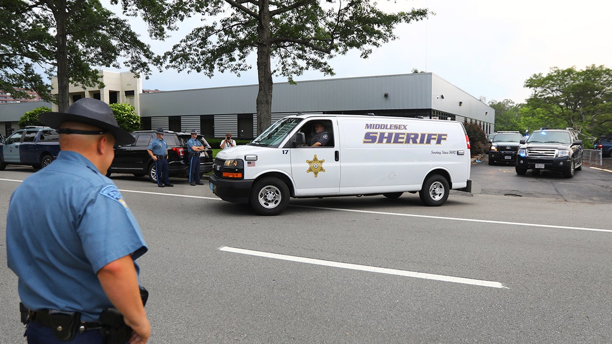 Veículo policial em frente ao Tribunal Distrital de Malden