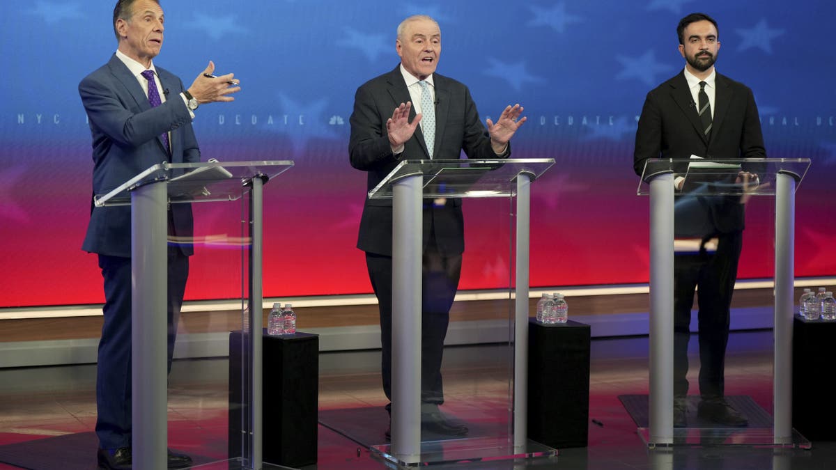Candidatos a la alcaldía de Nueva York en el escenario durante el debate del miércoles.