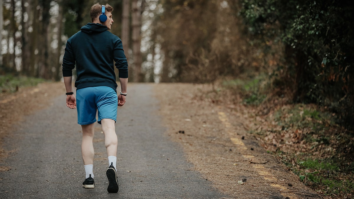 Research shows backward walking benefits joint health and reduces pain Research shows backward walking benefits joint health and reduces pain