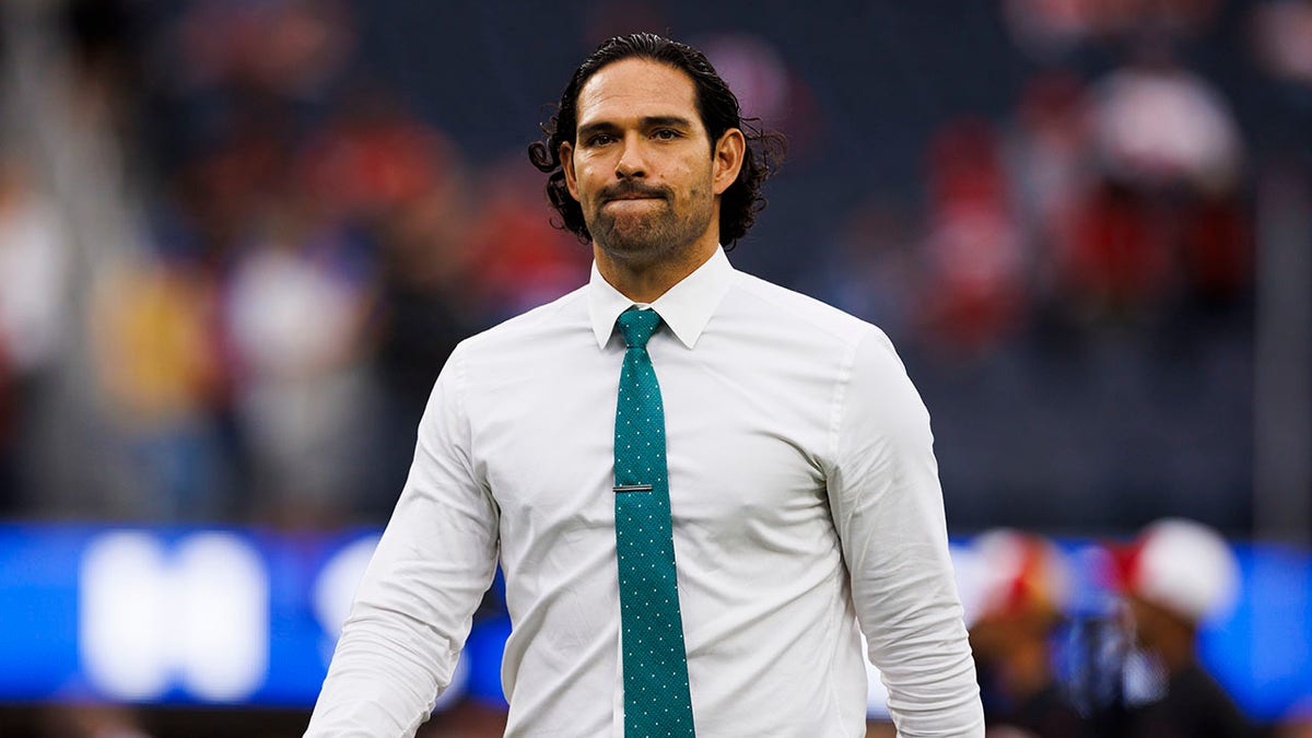 Mark Sanchez walking