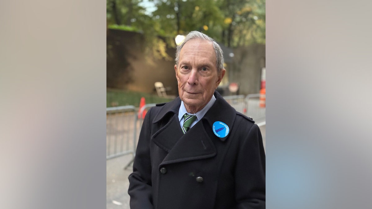 Mike Bloomberg nosi naklejkę zgłoszeniową w ramach poparcia dla Cuomo