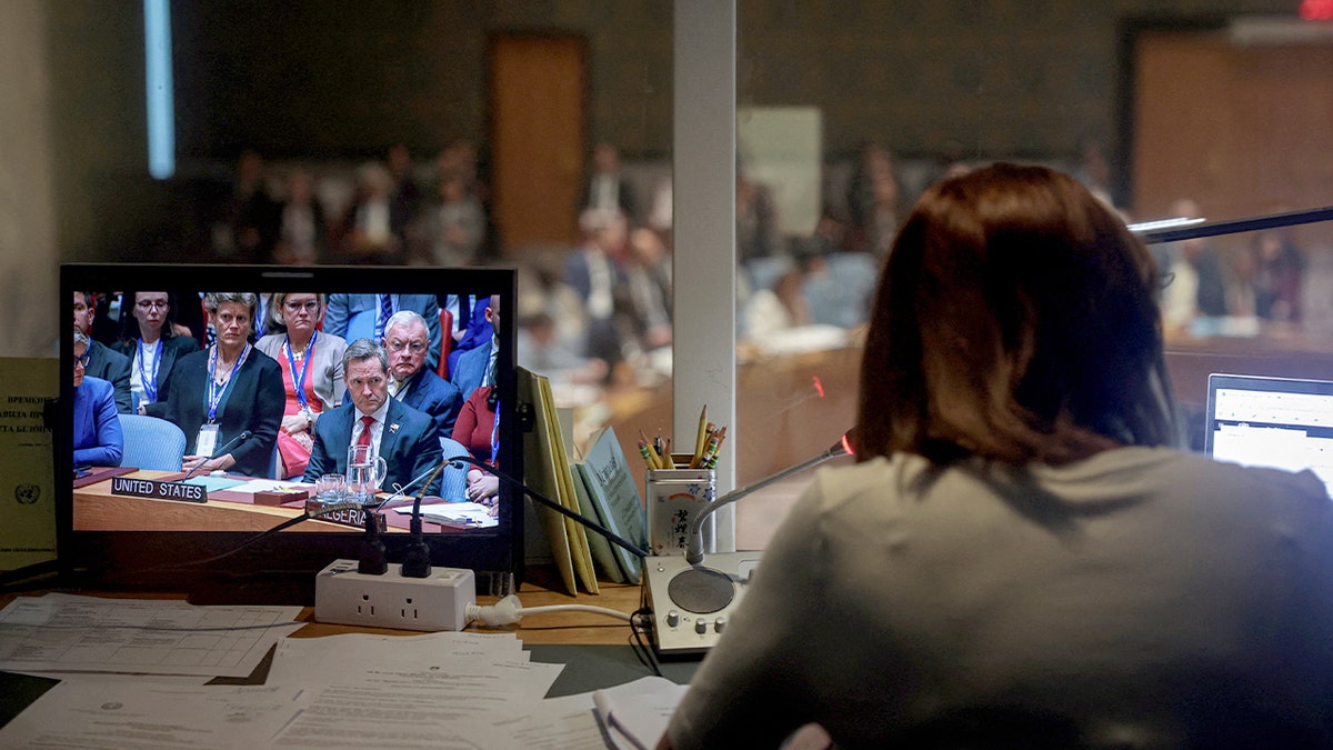 Ambasador ONZ Mike Waltz jest widoczny na monitorze