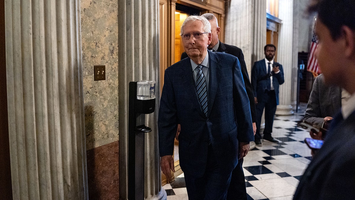 El senador Mitch McConnell camina por DC