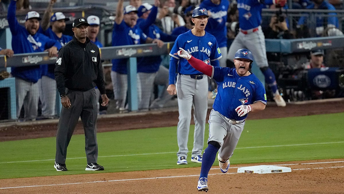 Alejandro Kirk melakukan home run