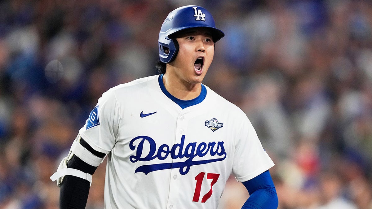 Shohei Ohtani merayakan homer kopling
