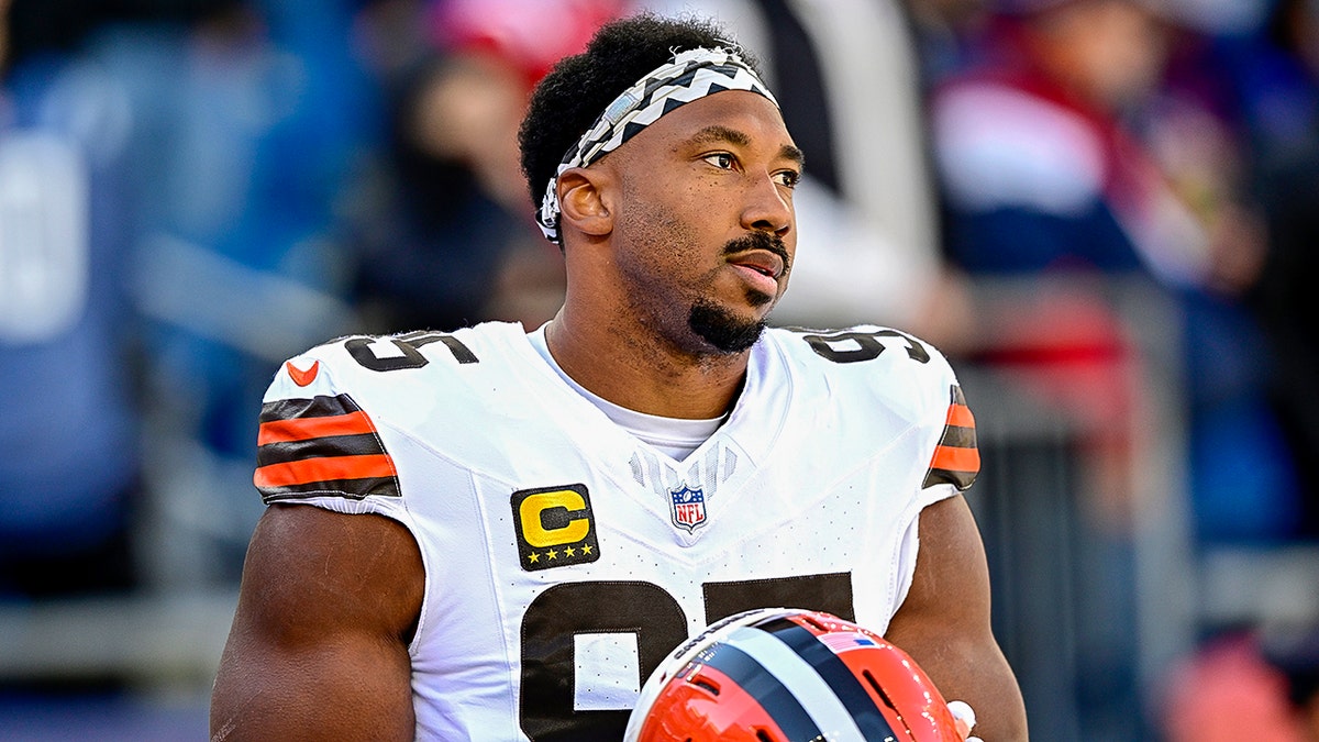 Myles Garrett melihat ke lapangan