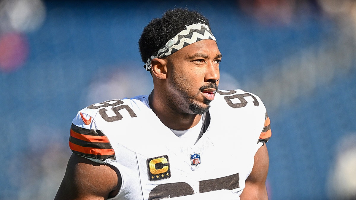 Myles Garrett berpasangan di lapangan