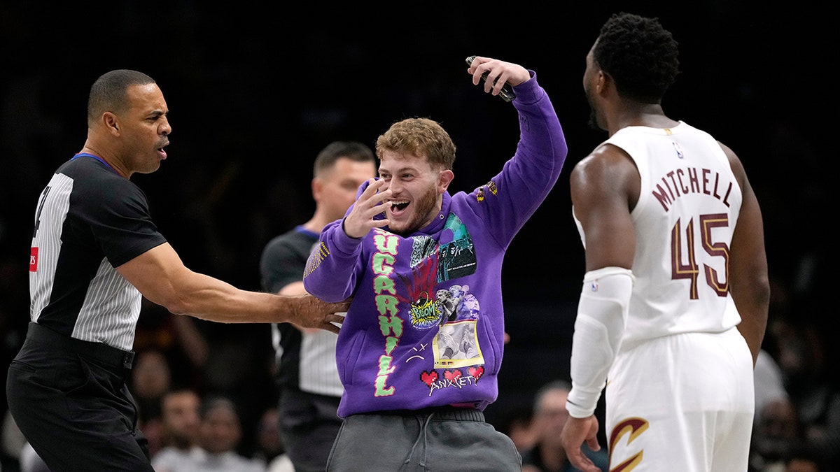 nba-fan-cavs-donovan-mitchell-001 NBA News: Fans rush court for selfies with Donovan Mitchell during Nets game