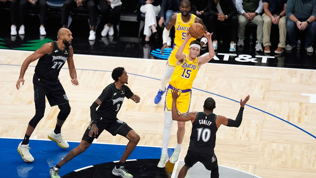 Austin Reaves passa a bola