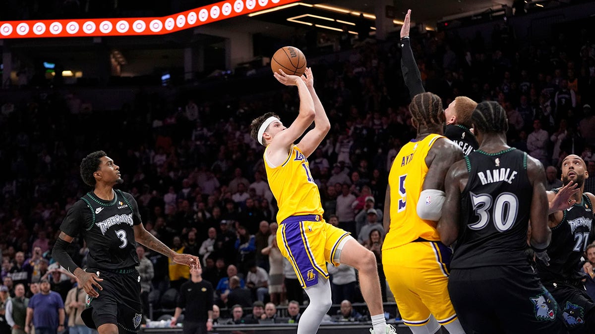 Austin Reaves acerta o chute da vitória
