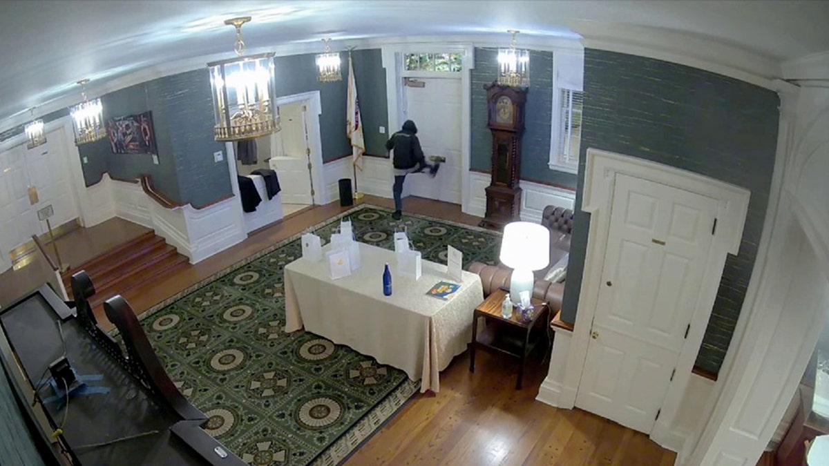 Suspect seen kicking door inside Gov. Shapiro's mansion