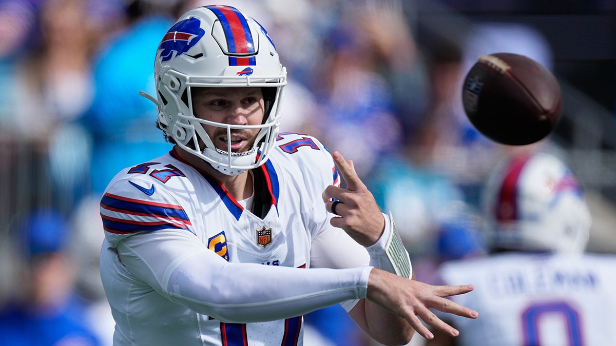 Josh Allen melempar bola