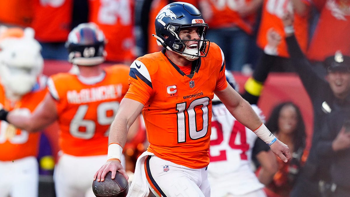 Bo Nix celebrates a touchdown