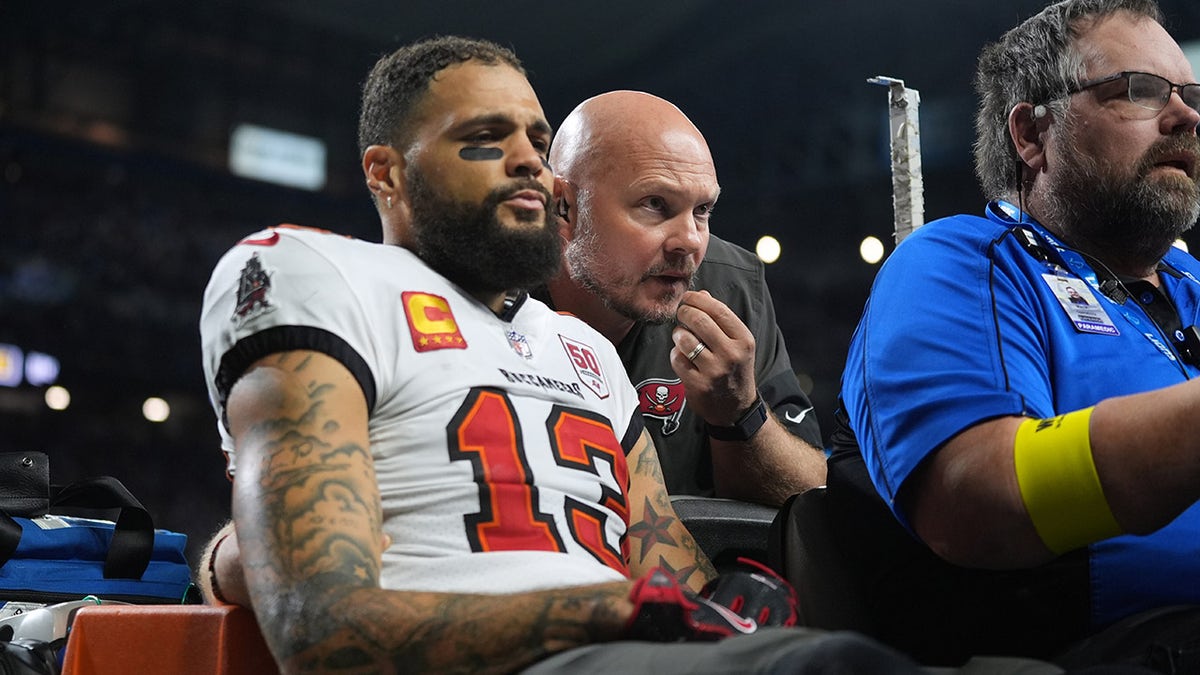 Mike Evans leaves the field with an injury