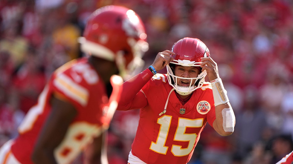 Patrick Mahomes signals