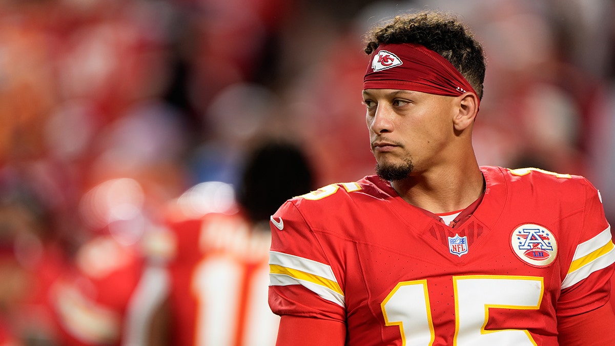 Patrick Mahomes watches warmups