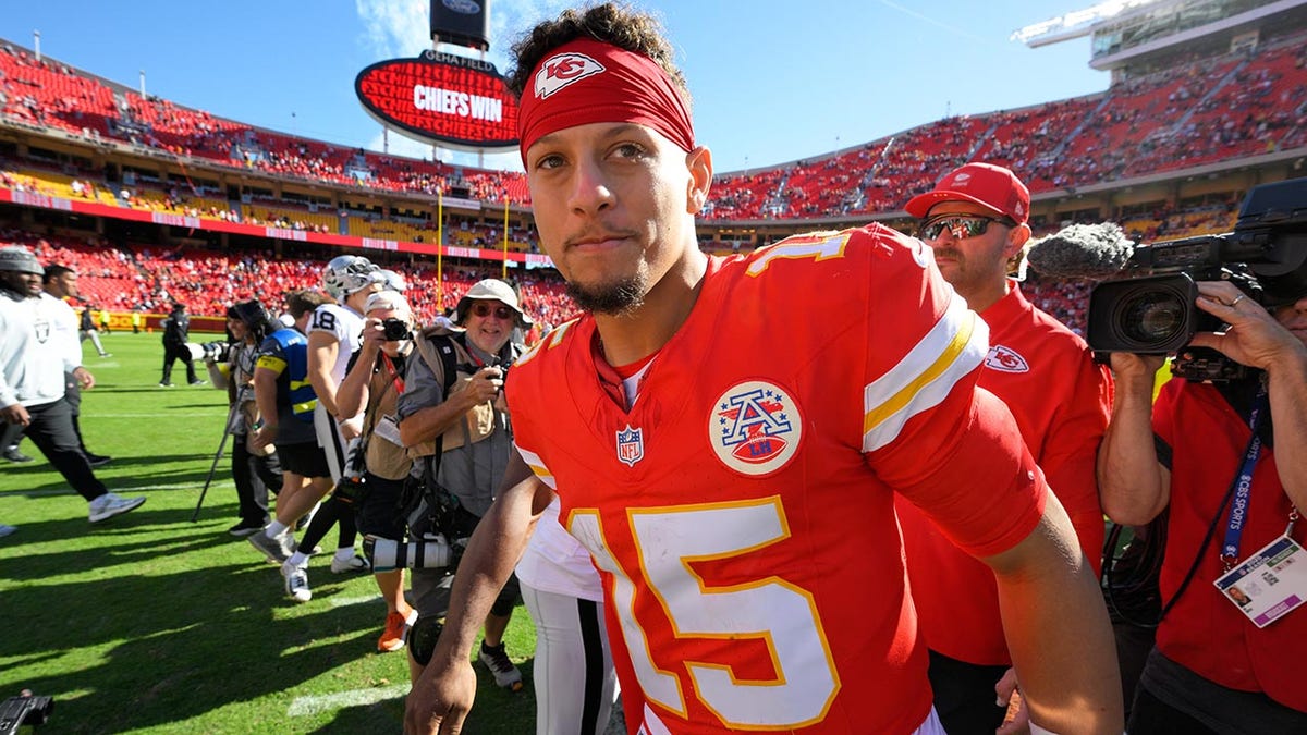 Patrick Mahomes gets off the field