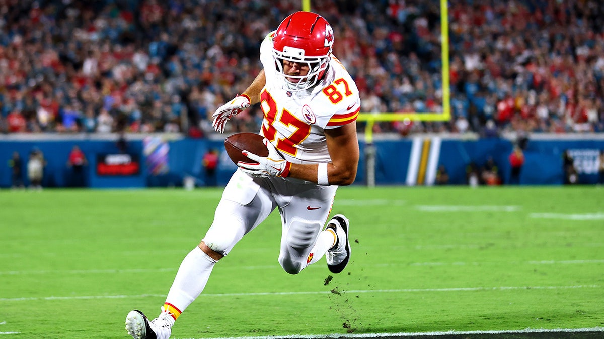 Travis Kelce scores a TD