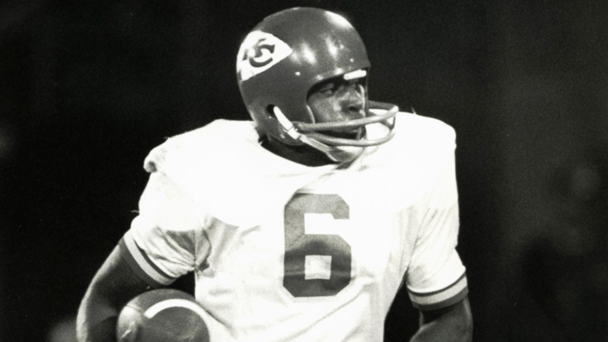 Warren McVea carries the ball