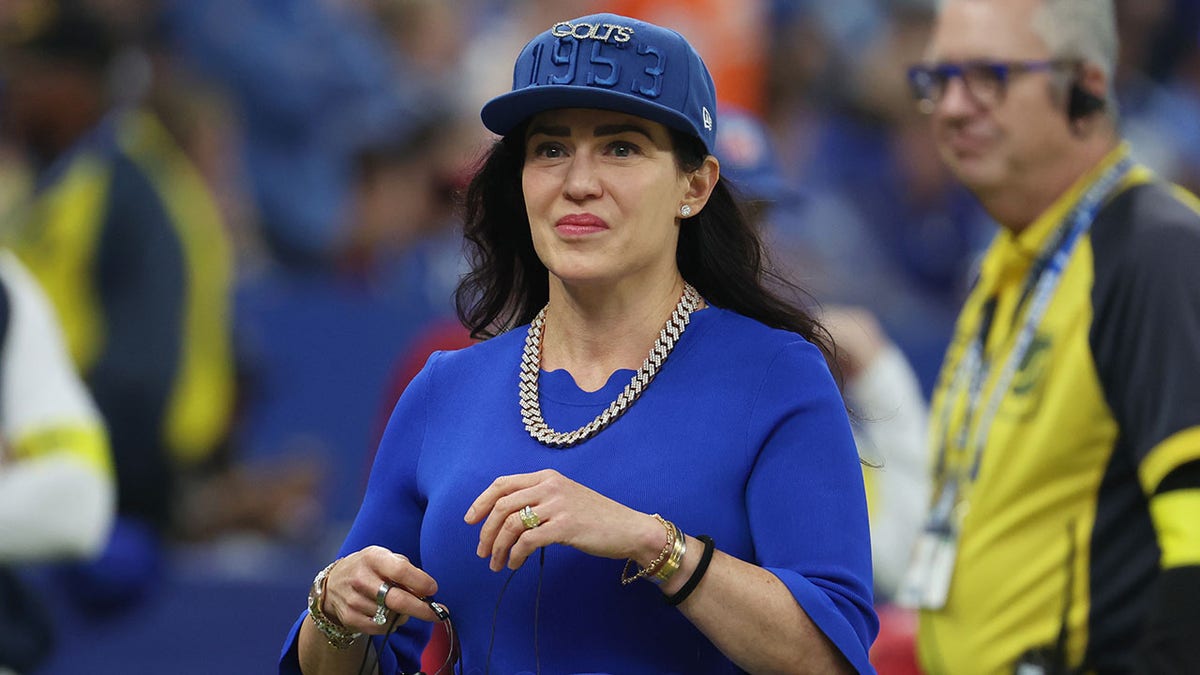 Carlie Irsay-Gordon sorri nos bastidores