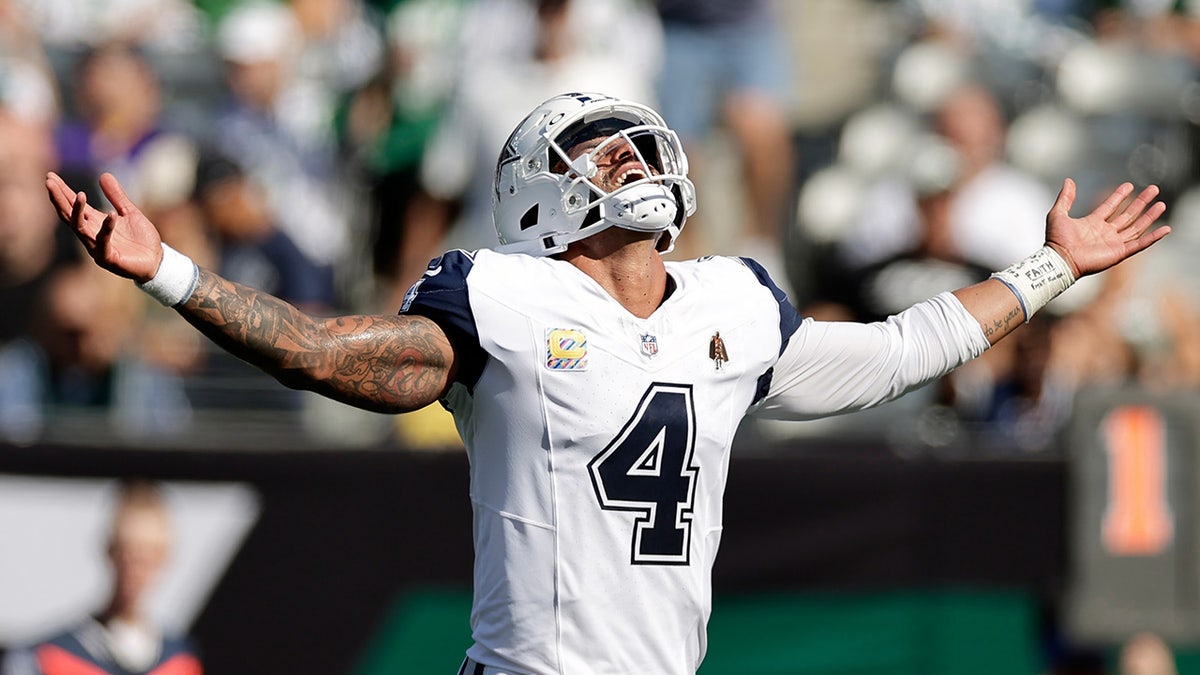 Dak Prescott reacts to a touchdown
