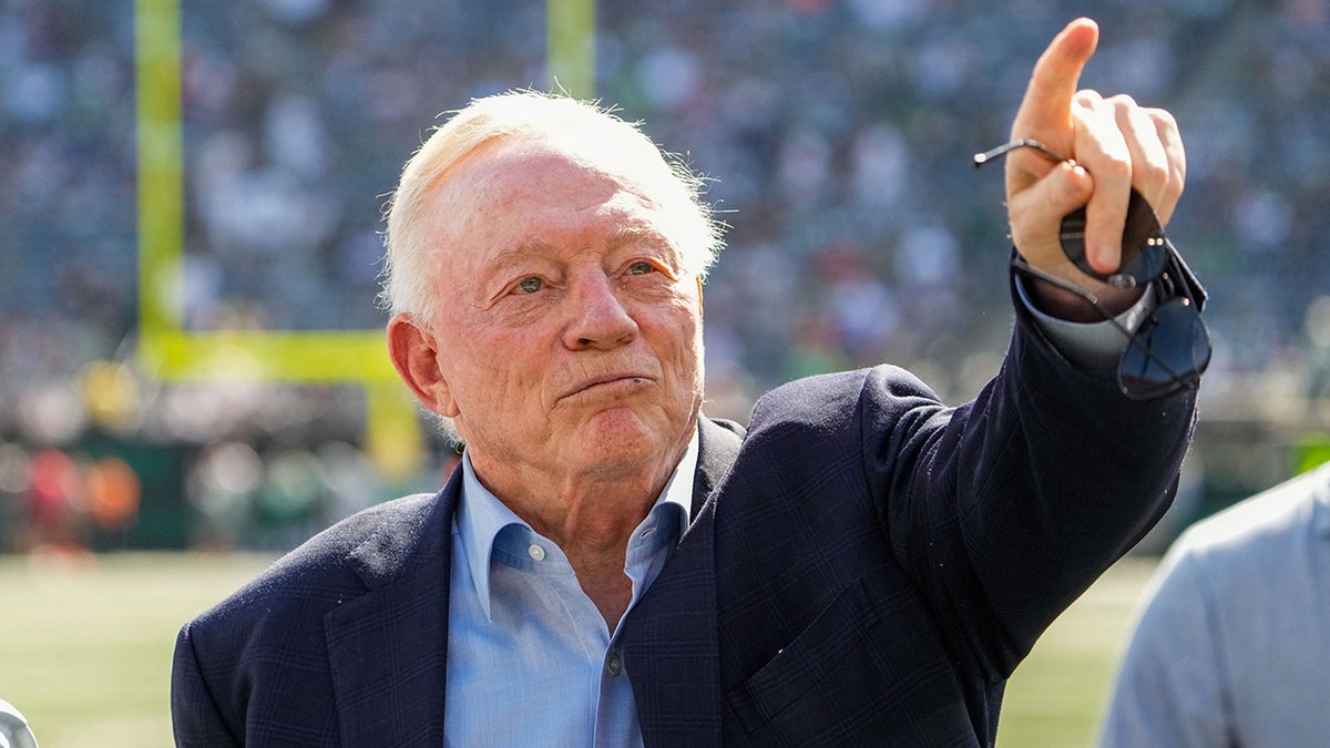 Jerry Jones is pointing to the crowd