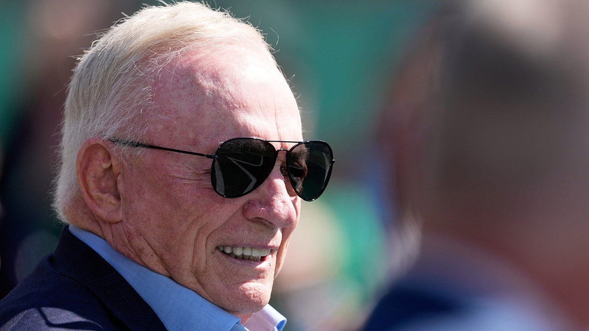 Jerry Jones watch the servers