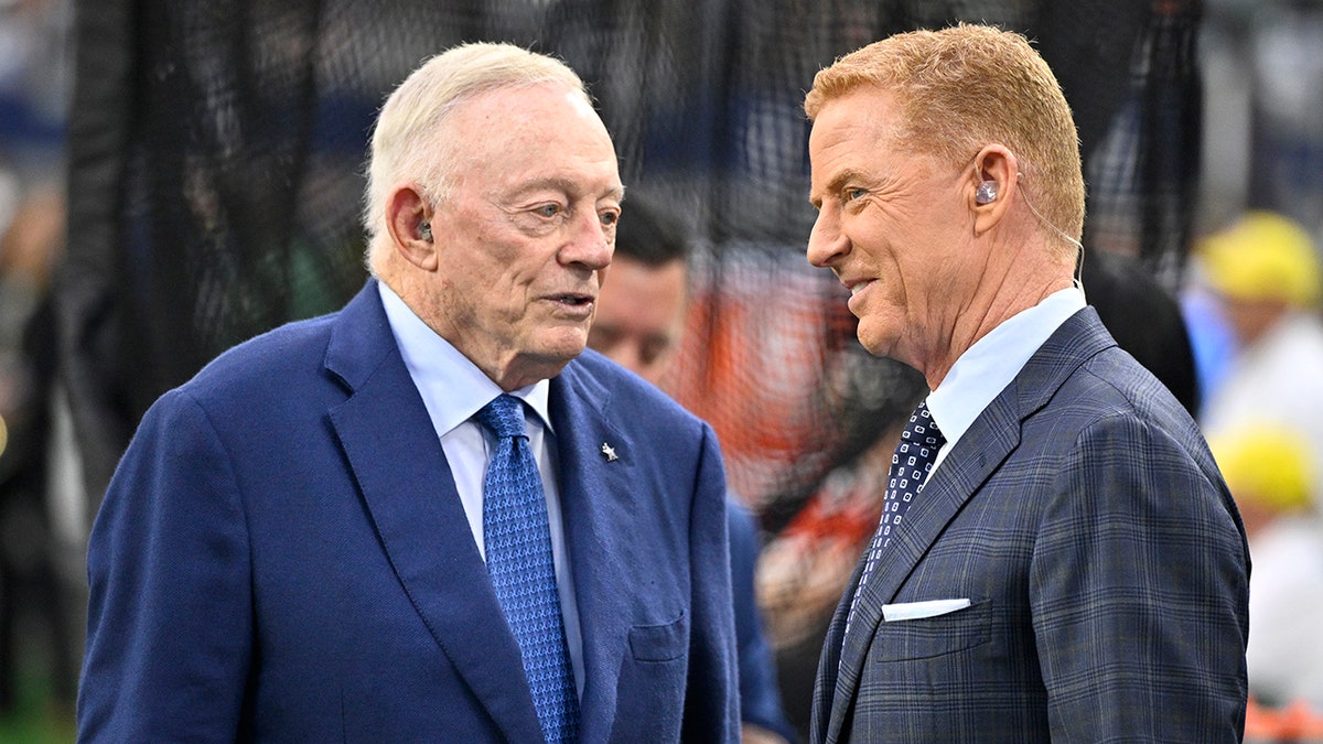 Jerry Jones and Jason Garrett have a chat