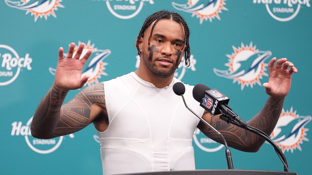 Rząd przy wyjściu na konferencji prasowej Dolphins