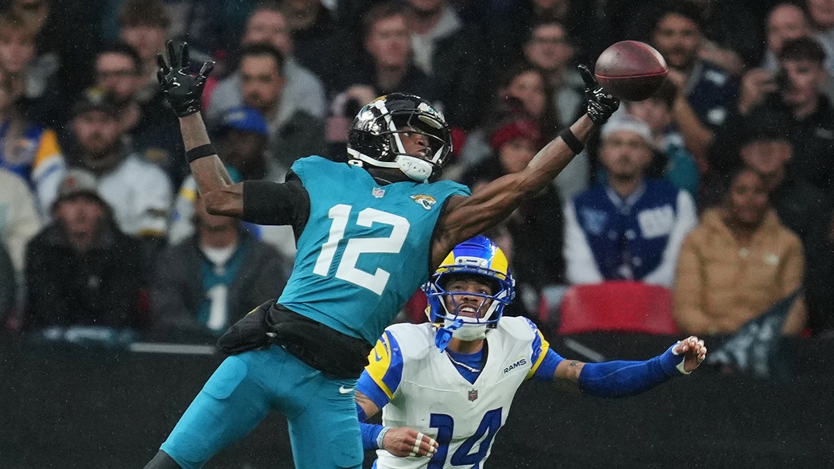 Travis Hunter tries to catch the ball