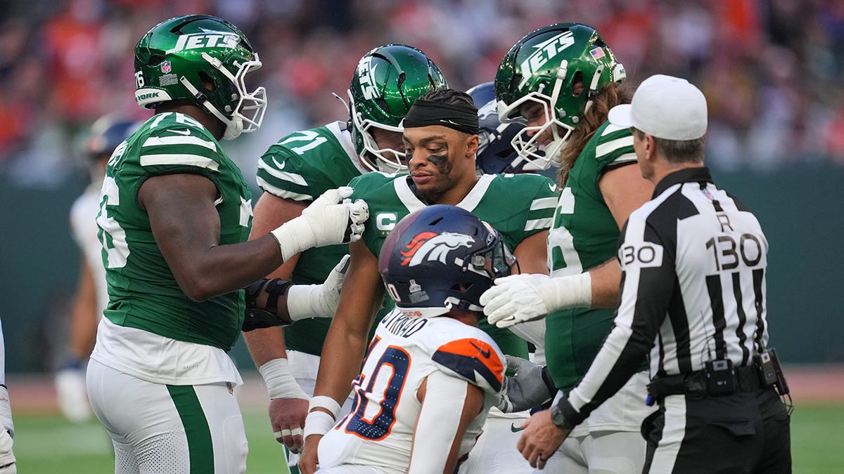 Justin Fields loses his helmet