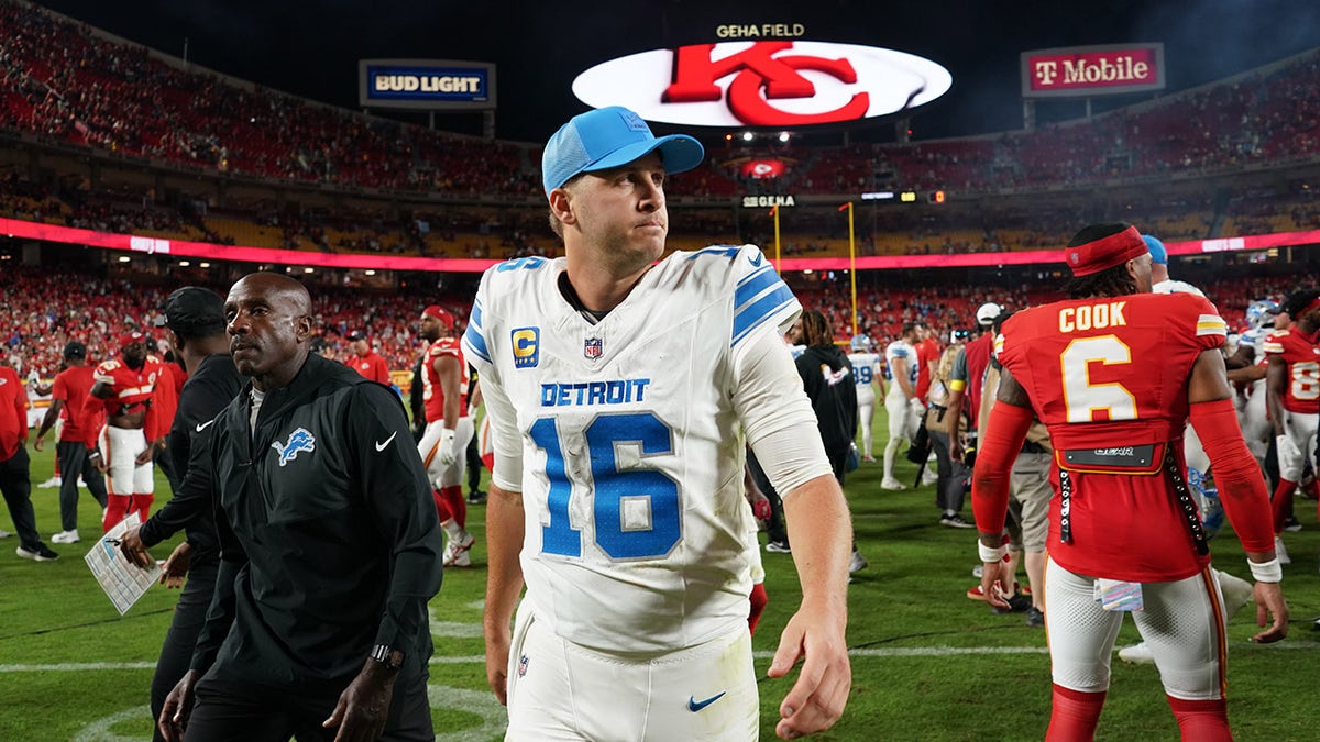 Jared Goff keluar dari lapangan