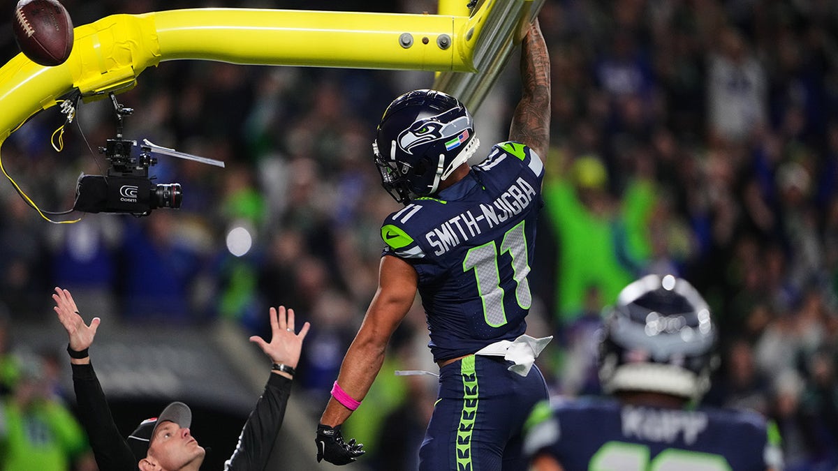 Jaxon Smith-Njigba dunks the ball through the goalposts