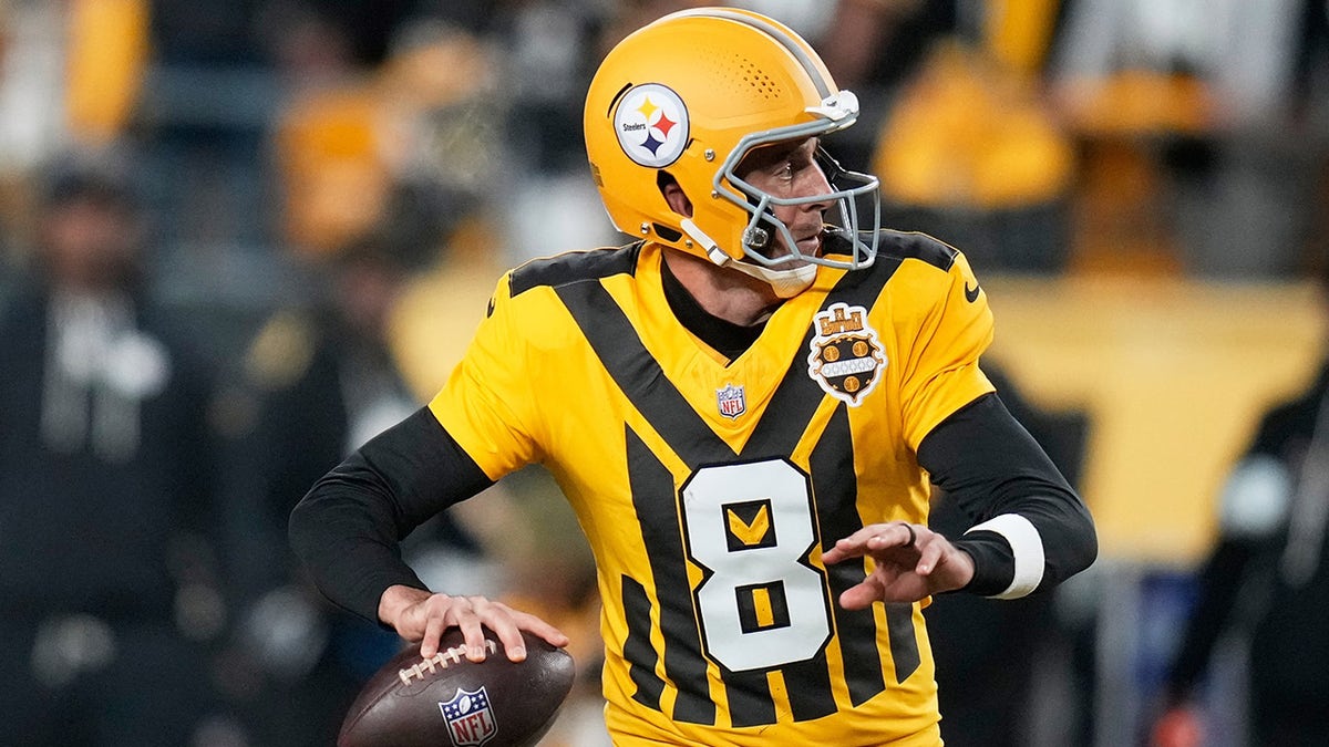 Aaron Rodgers tampak hendak menembak