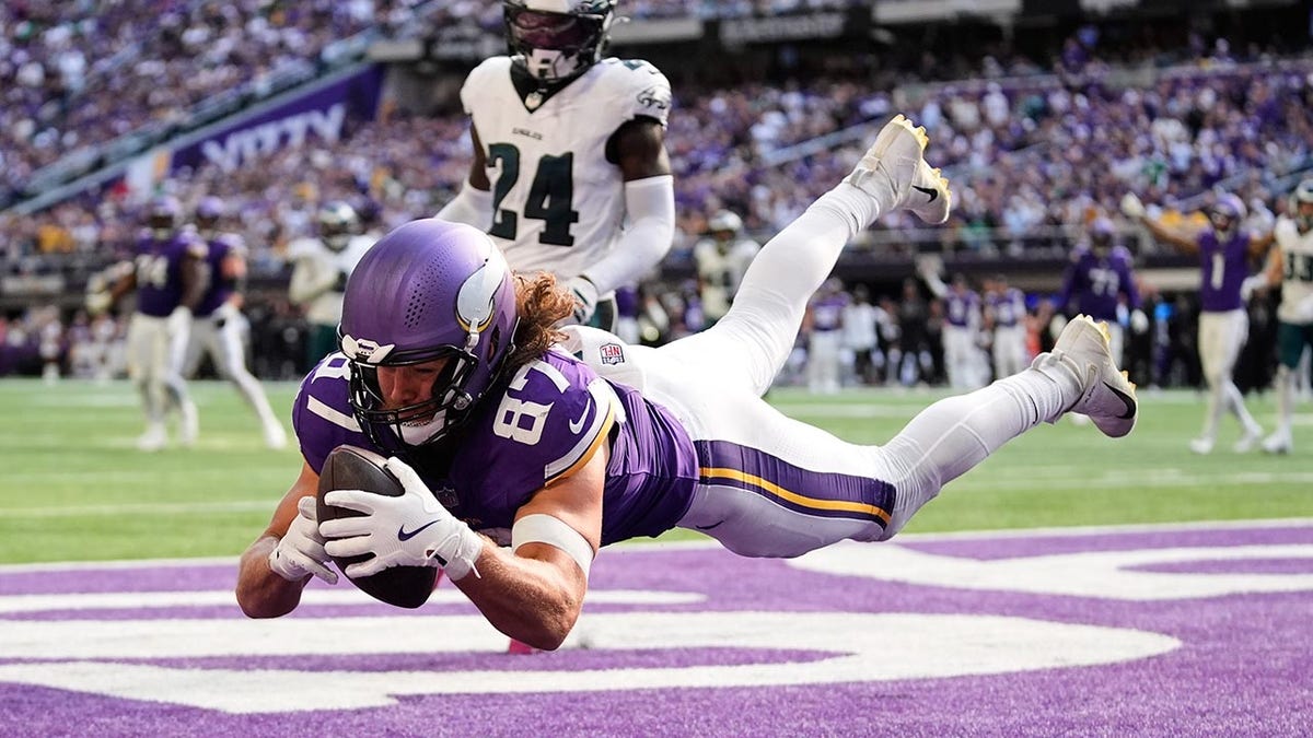 TJ Hockenson tries to make a catch