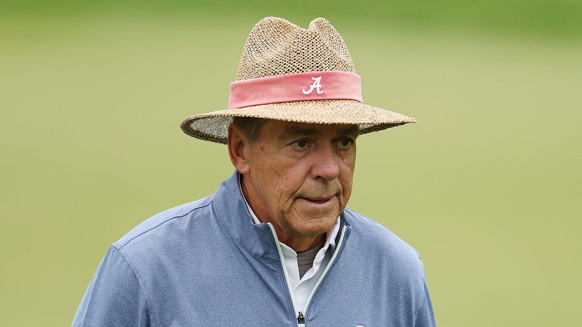 Nick idzie po polu golfowym