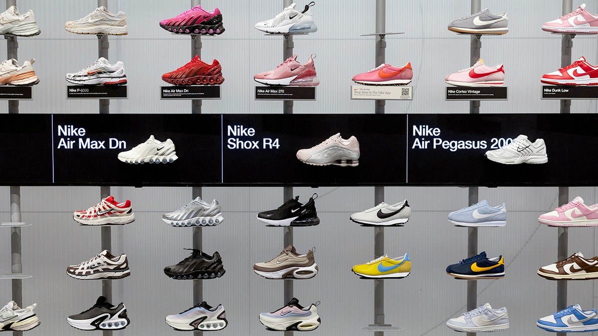 Tênis Nike exibidos nas prateleiras da loja King of Prussia Mall