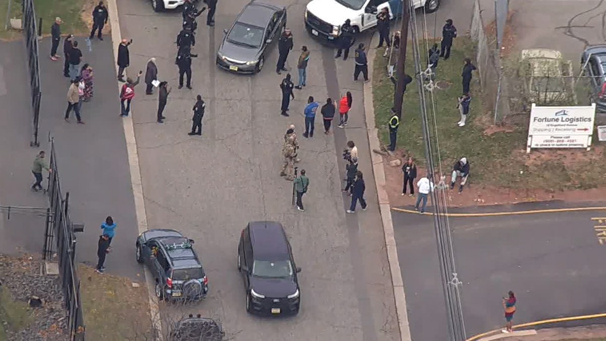 閉路電視圖像 數十人在貨車附近等候。