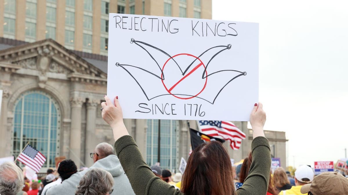no-kings-protest Sanders says the Democratic Party needs to make fundamental decisions about the working class