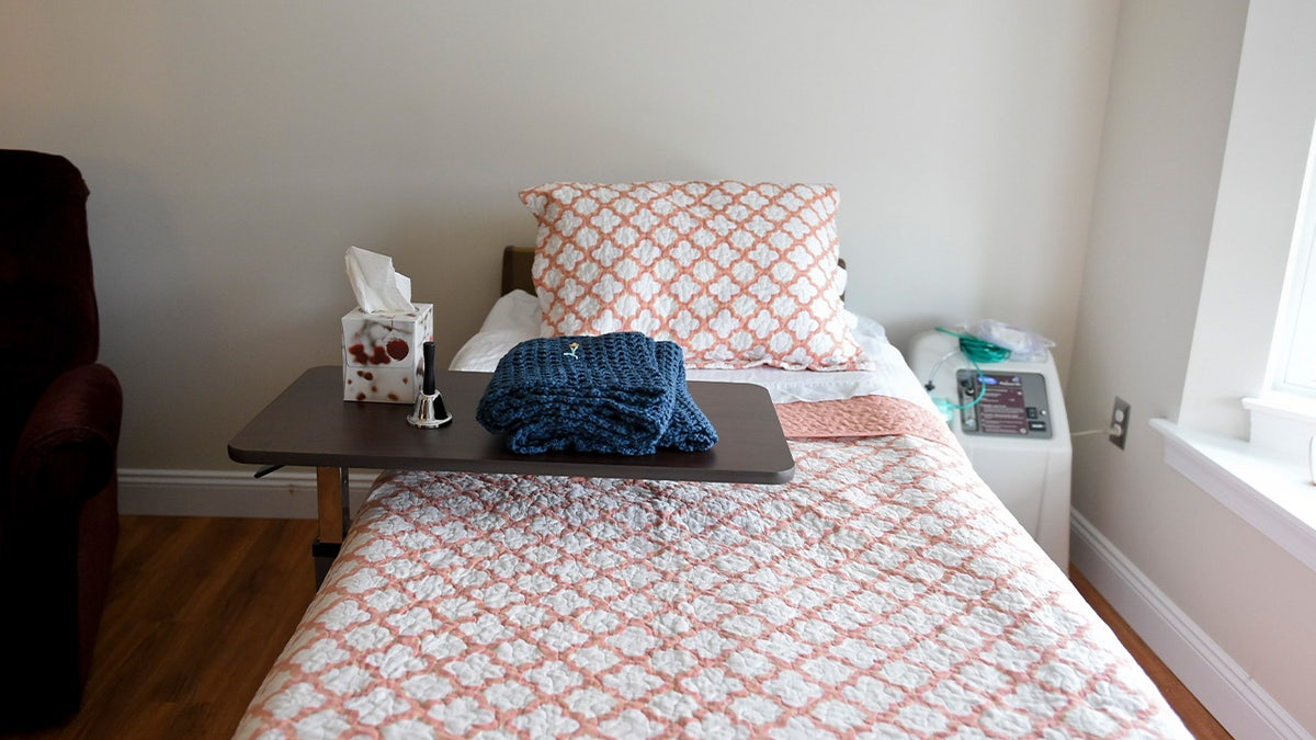 Cama en un asilo de ancianos