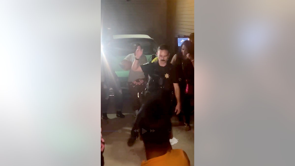 Oficer Greene tpd tańczy z ręką w powietrzu
