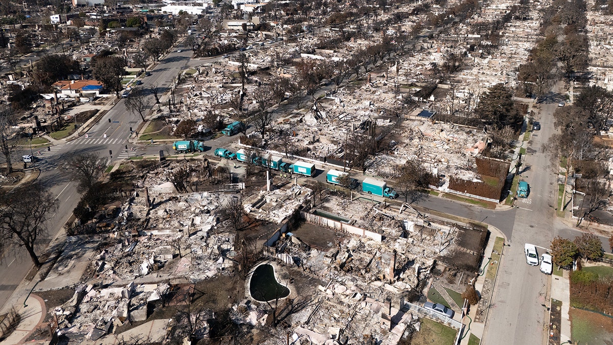 Vista aérea da destruição do incêndio em Palisades